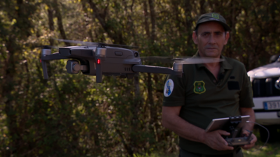 Garda forestal traballando cun dron nun incendio