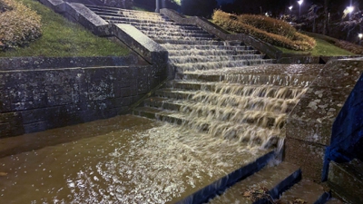 A auga corre por un treito das escaleiras do parque do Castro, en Vigo