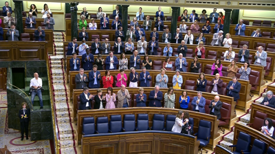 A ministra de Facenda recibe as felicitacións do deputados do PSOE hoxe no Congreso