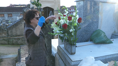 Unha muller prepara un centro no cemiterio ourensán de San Francisco para os seus familiares falecidos