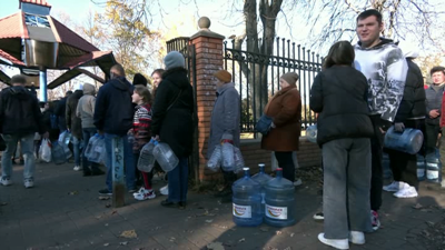 Longas ringleiras na capital ucraína para conseguir auga das fontes