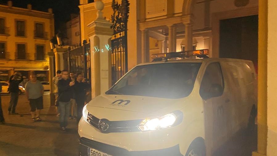 O vehículo cos restos do xeneral Gonzalo Queipo de Llano sae da Basílica da Macarena, en Sevilla (EFE/Javier Adrián)