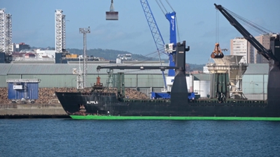 O buque Alppila descarga millo ucraíno no porto da Coruña