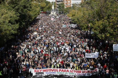 Milleiros de persoas polo centro de Madrid na manifestación pola sanidade pública