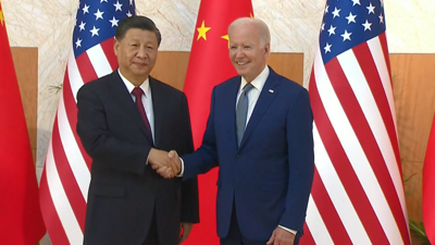 O presidente estadounidense, Joe Biden, e o seu homólogo chinés, Xi Jinping, saúdanse no inicio da xuntanza bilitareal que ten lugar en Bali
