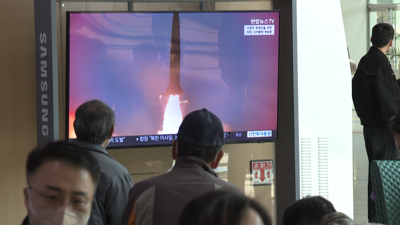 Surcoreanos ven por televisión información sobre os últimos lanzamentos de mísles do país veciño
