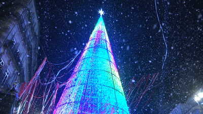 A árbore de Nadal de máis de 35 metros de altura iluminada