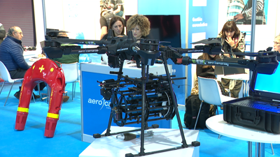 Exposición dun dron equipado para as Forzas Armadas