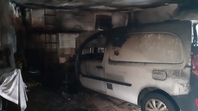 O interior do garaxe queimado