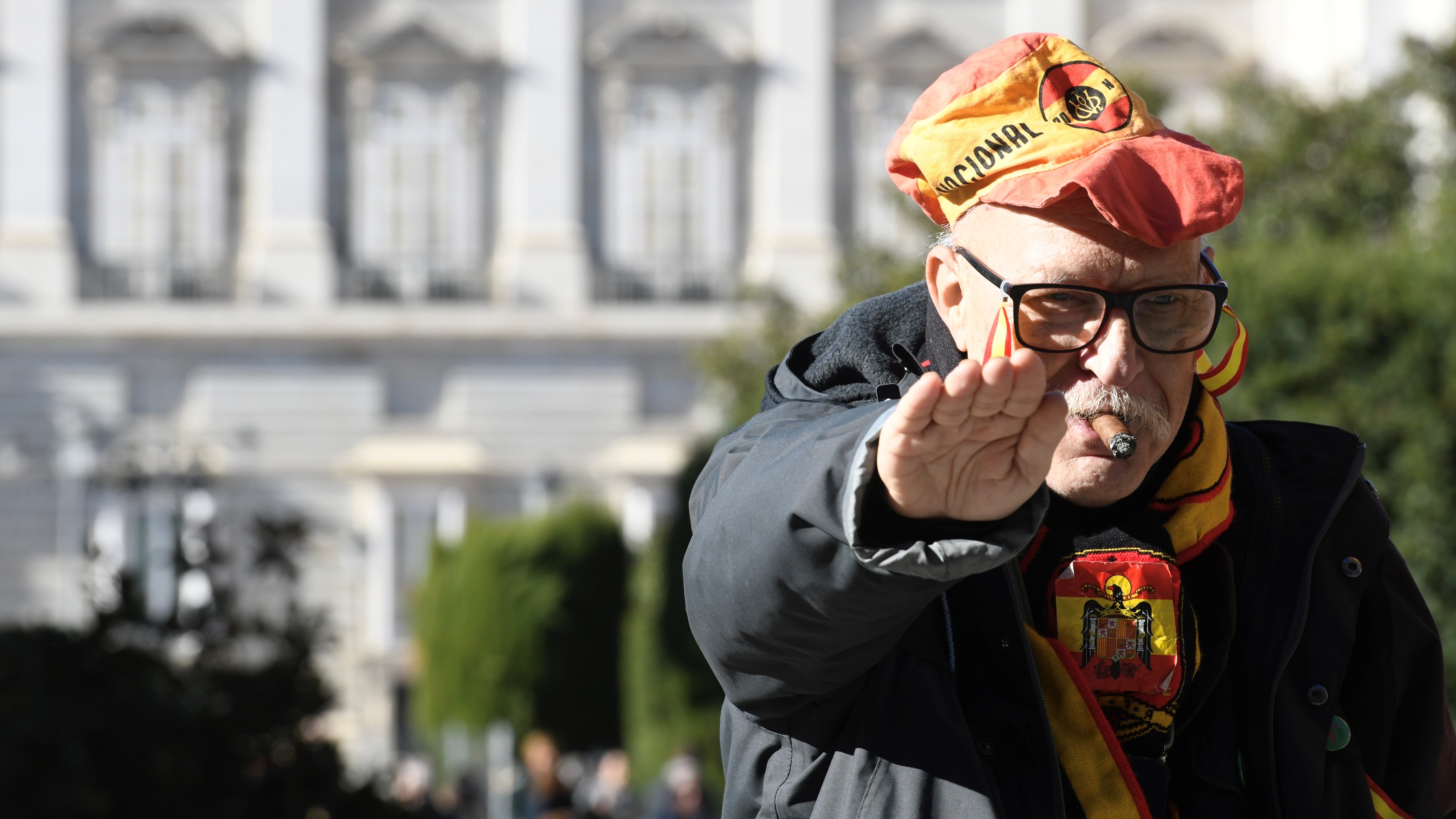 Un home realiza o saúdo fascista durante unha das concentracións do 20-N (EFE/Víctor Lerena)
