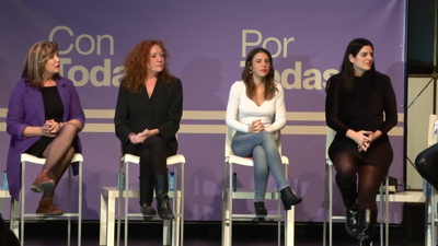 Irene Montero canda outras asistentes ao acto de Podemos en Madrid