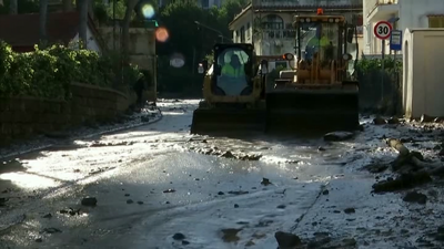 Unha maquina retira lama nunha rúa de Casamicciola, na illa italina de Ischia