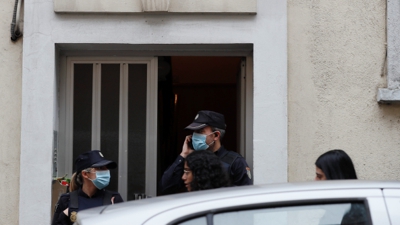 Policías ás portas da vivenda de Cristina Cabo en que foi asasinada (EFE/Eliseo Trigo)
