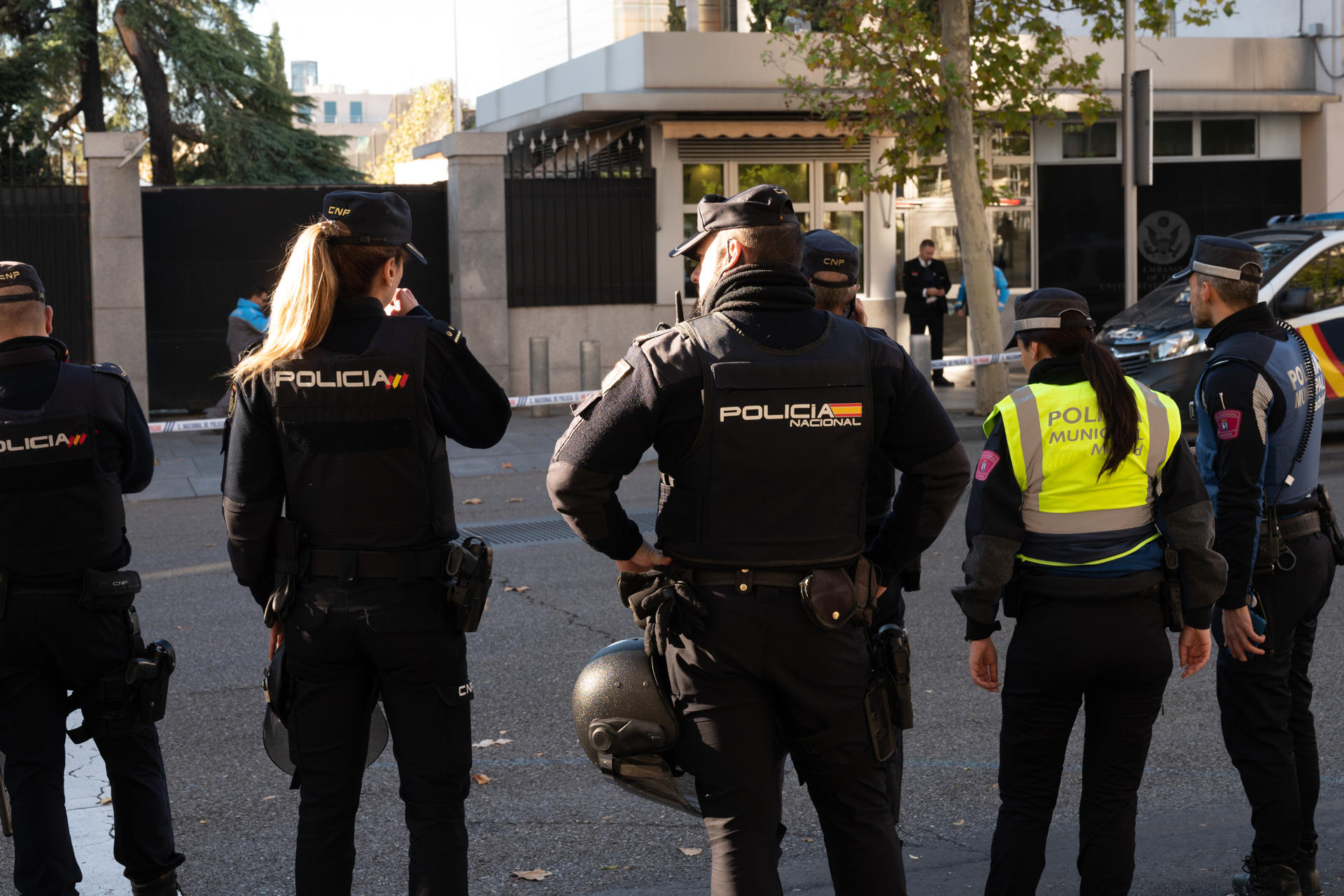 Axentes de policía na contorna da embaixada ucraína, este mércores. (EFE/ Fernando Villar)