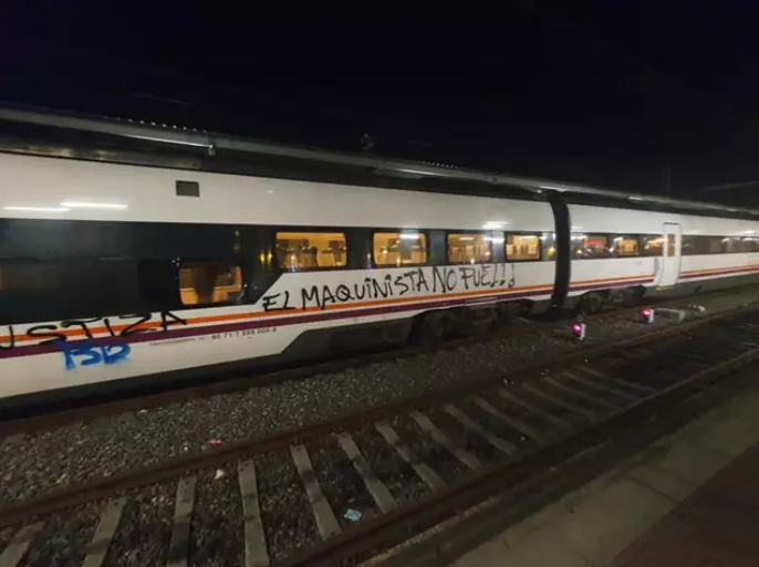 Tren en Catoira coa pintada en referencia ao xuízo do Alvia