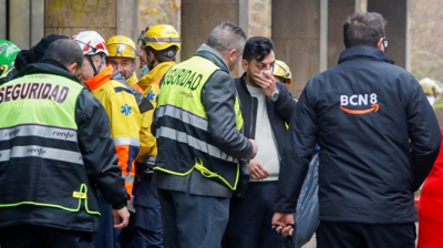 Persoal sanitario e dos bombeiros atenden os feridos no lugar do accidente (EFE/Marta Pérez)