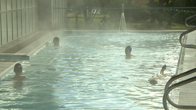 Turistas na piscina exterior do Balneario de Laias