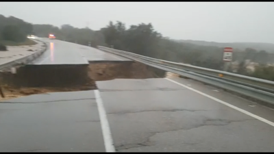 A enchente levou por diante parte da estrada N-523 en Estremadura