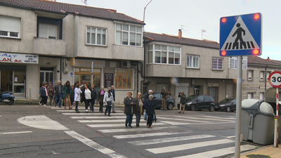 Os veciños concentráronse perante o paso de peóns en sinal de protesta