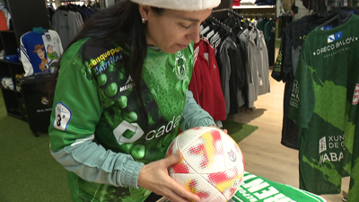 O balón co que se xogará o partido está exposto nunha tenda de deportes