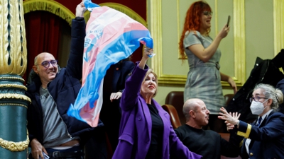 Carla Antonelli ondea a bandeira trans na tribuna do Congreso (EFE/Chema Moya)