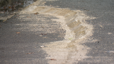 As fendas están seladas, pero a simple vista nótase o desnivel no asfalto