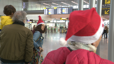 Viaxeiros de fin de ano no aeroporto Rosalía de Castro