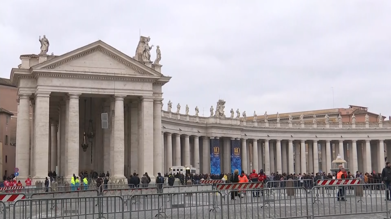 Centenares de fies fan ringleira para despedir a Bieito XVI