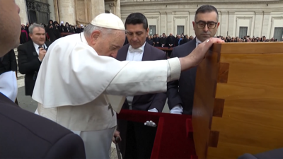 O papa Francisco pousa a man sobre o cadaleito de Bieito XVI antes de abandonar a praza de San Pedro