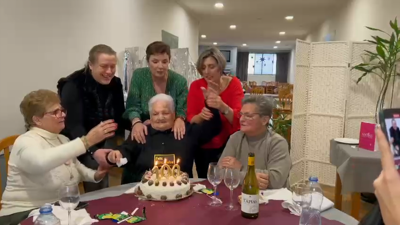 Genoveva apaga as candeas da súa tarta de aniversario