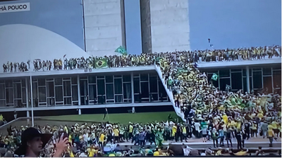 Seguidores do ex presidente Bolsonaro invaden o Congreso do Brasil