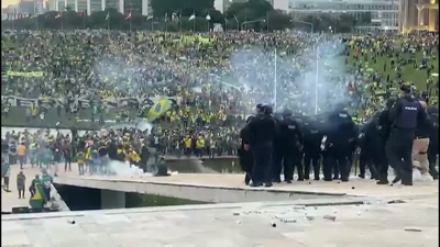A policía enfróntanse aos seguidores de Bolsonaro