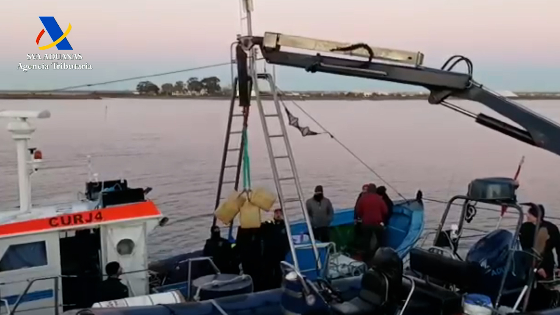 O Servizo de Vixilancia Aduaneira descarga o haxix