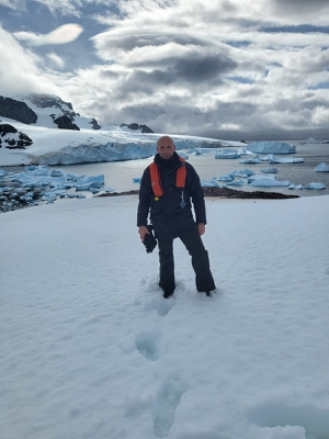 José Ricardo Pardo Gato na Antártida facendo o Camiño Branco