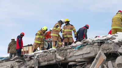 Continúa o rescate de vítimas entre os edificios derrubados