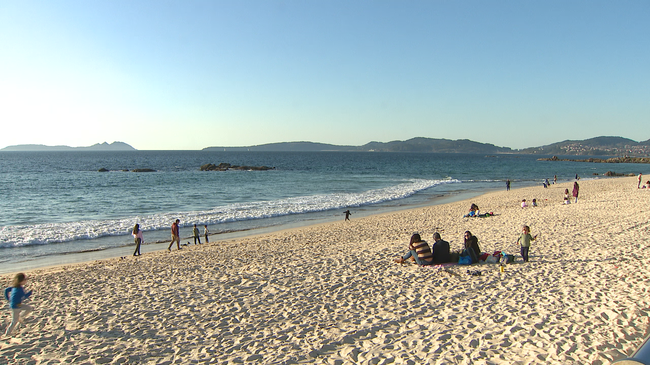 A praia de Samil, en Vigo, recibiu este venres moitos visitantes para aproveitar o sol