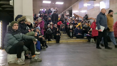 Cidadáns de Kíiv refuxiados no metro