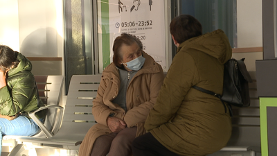 A poboación vulnerable mantén a máscara en espazos concorridos como as estacións do tren