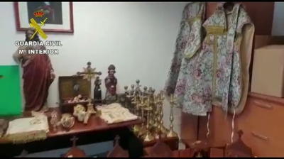Obxectos de que a Garda Civil se lle incautou ao sancristán de Vilanova
