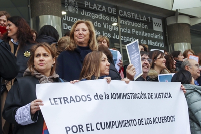 Concentración dos letrados en Madrid (EFE/Mercedes Ortuño Lizarán)