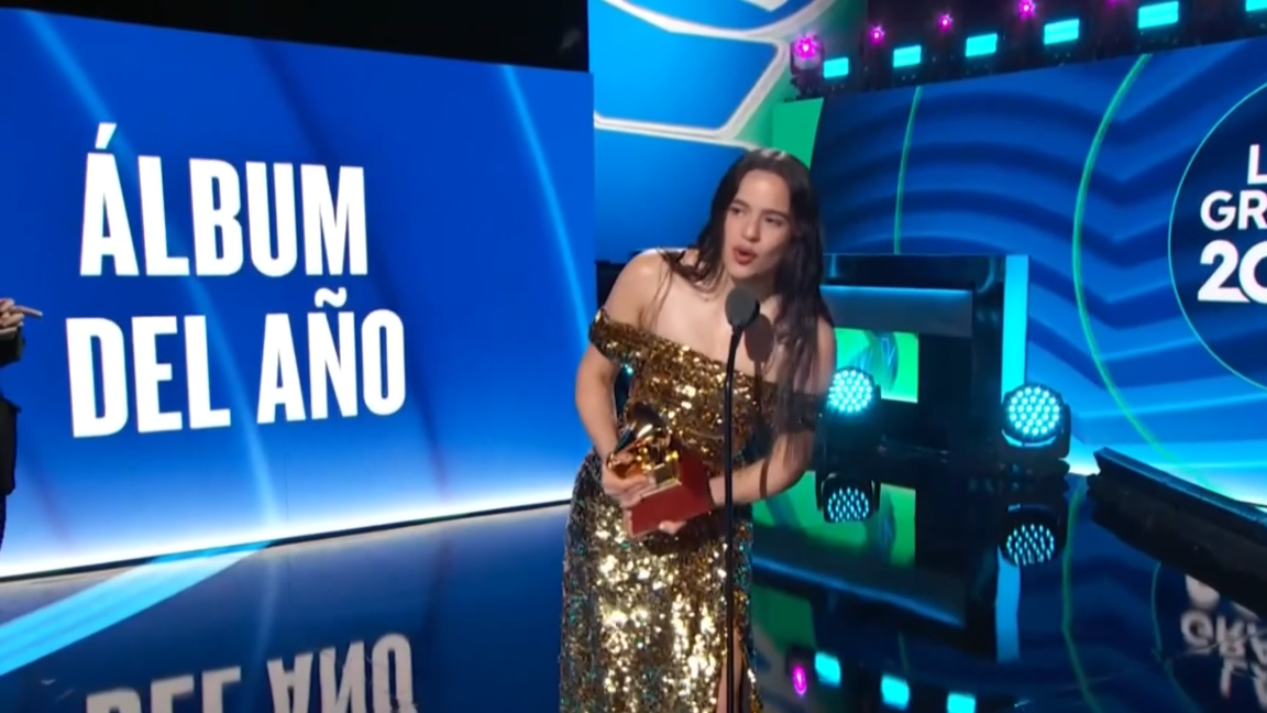 Rosalía recollendo un galardón nos Grammy Latinos 2022