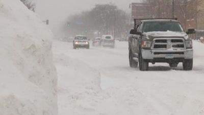 Tráfico nunha estrada cuberta de neve do estado de Minnesota