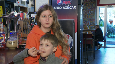 Irina Kuz, refuxiada ucraniana en Compostela, co seu fillo Nazar nun momento da entrevista