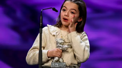 A nena Sofía Otero, emocionada co Oso de Prata á mellor interpretación protagonista na Berlinalee