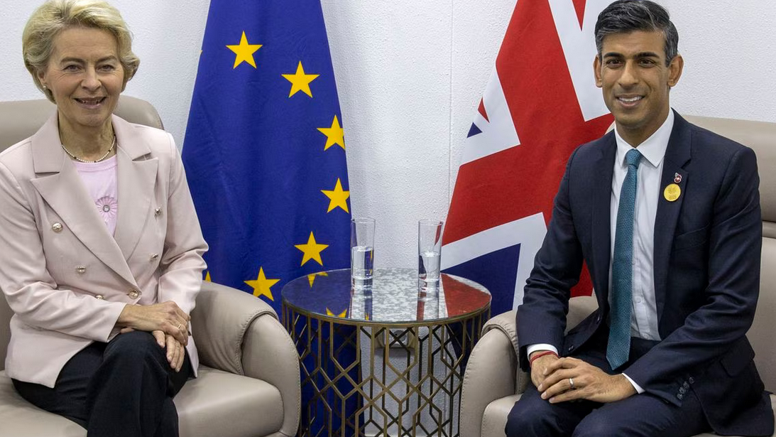 A presidenta da CE, Ursula Von der Layen, e o primeiro ministro do Reino Unido Rishi Sunak nun encontro en novembro de 2022