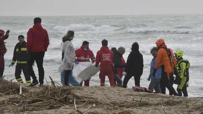 Traballos de rescate na busca de sobreviventes do naufraxio en Crotona, no sur de Italia