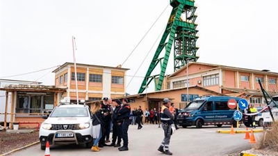 Traballadores e servizos de emerxencia ás portas da mina de Súria (EFE/Siu Wu)