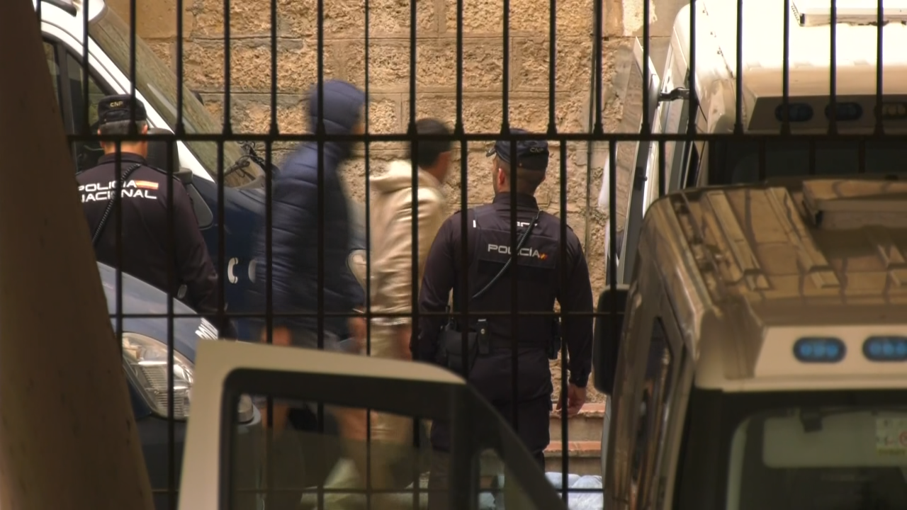 Amargo chegou aos xulgados de Benalúa ás 9.15 horas nun furgón da Policía Nacional
