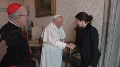 A presidenta madrileña saúda ao papa Francisco