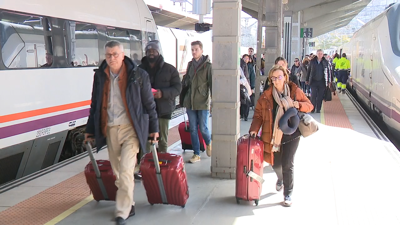 Pasaxeiros na estación de tren de Ourense